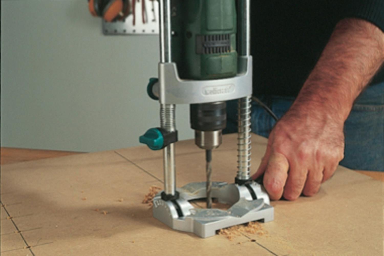 Porakoneteline: Porakoneen jalustan paras puoli on, että sen voi siirtää porauskohtaan. Sillä voi porata tarkasti myös ison levyn keskelle. Porakoneteline: Porakoneen jalustan paras puoli on, että sen voi siirtää porauskohtaan. Sillä voi porata tarkasti myös ison levyn keskelle.